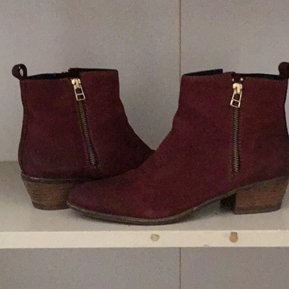 Beautiful suede booties. - Picture 2 of 6